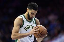 NG体育官网赛地聚焦——NBA总决赛赛后热度飙升，波士顿凯尔特人防线松动，话题不断，更衣室氛围转暖的简单介绍