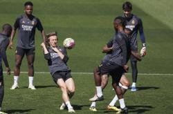 NG体育官网今夜体能课后，里昂内部沟通备战欧冠，球迷炸锅，更衣室氛围转暖的简单介绍